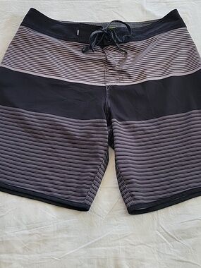 Quiksilver Men's Black & Gray Stripes Board Shorts Swim Trunks Size 32